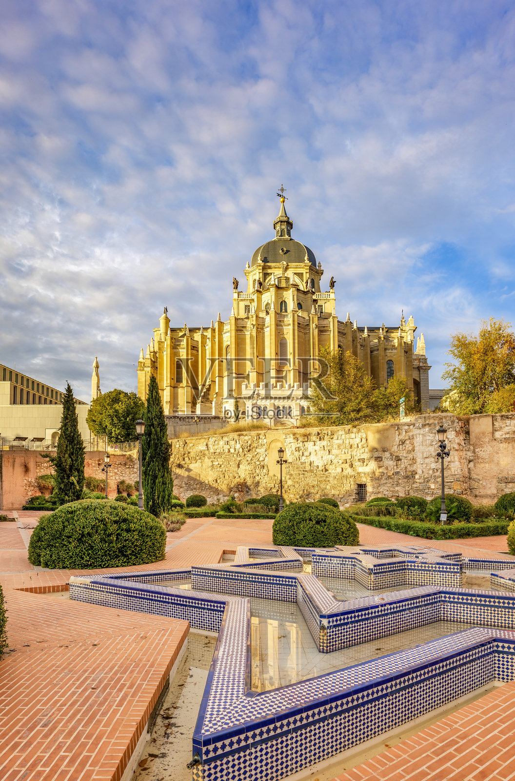 阿尔穆德纳大教堂，西班牙马德里照片摄影图片