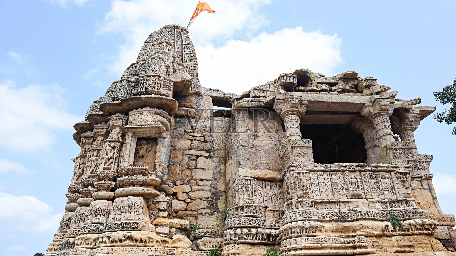 桑卡雷什瓦尔马哈德夫寺的侧面，13世纪精美雕刻的纪念碑，位于印度古吉拉特邦朱纳格德的桑卡利。照片摄影图片