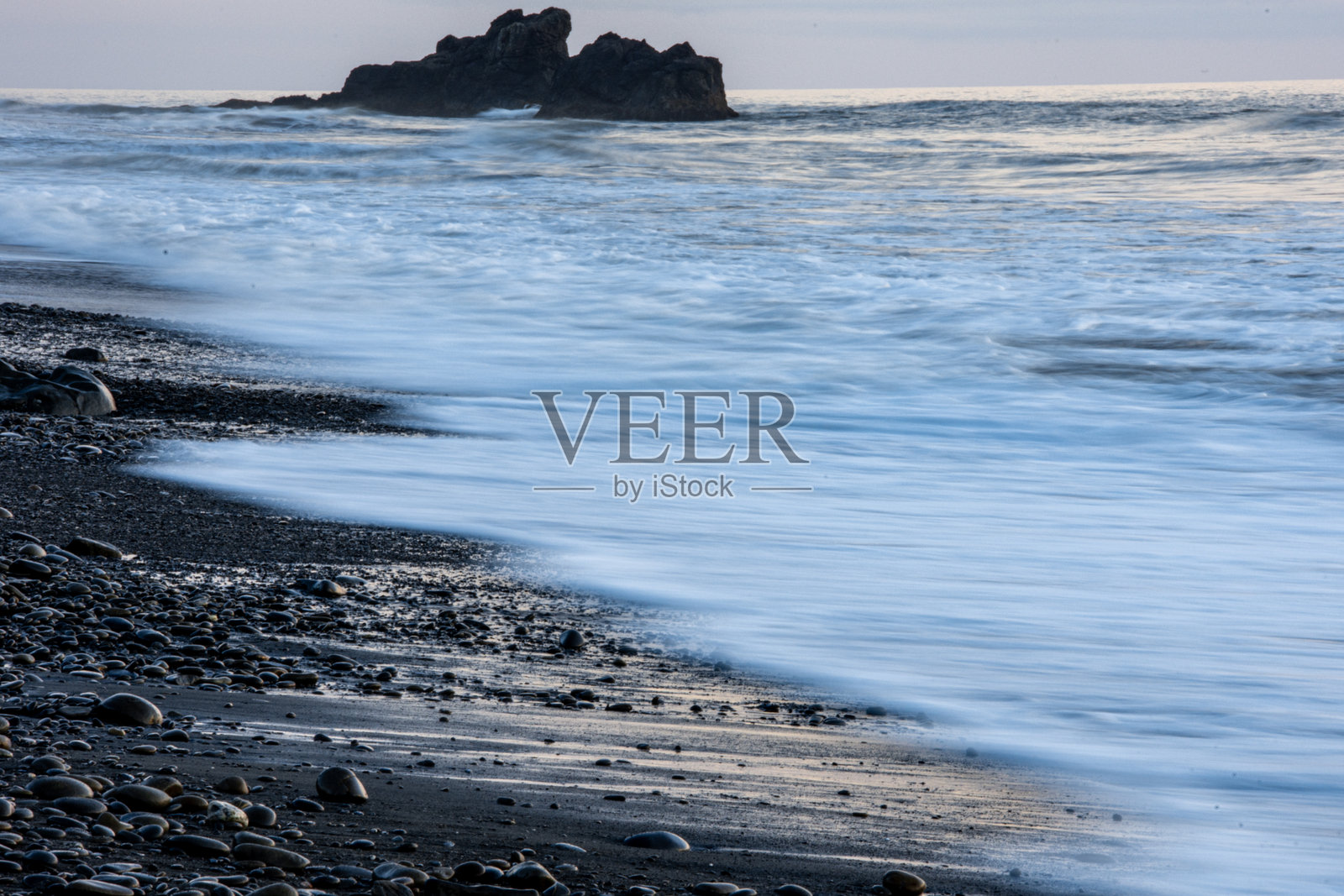 一张在奥林匹克国家公园的红宝石海滩拍摄的长时间曝光照片。长时间曝光模糊了水的运动。照片摄影图片