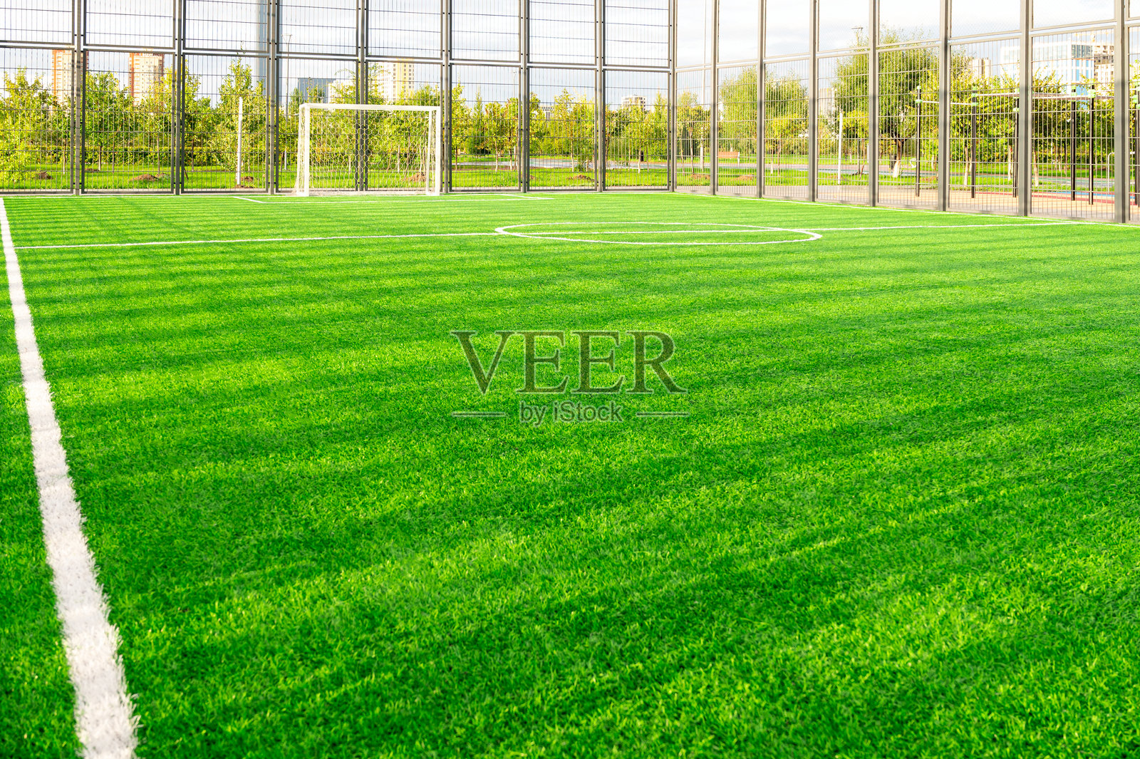 公园里一个空旷的运动场，适合踢足球，铺有人造草皮照片摄影图片