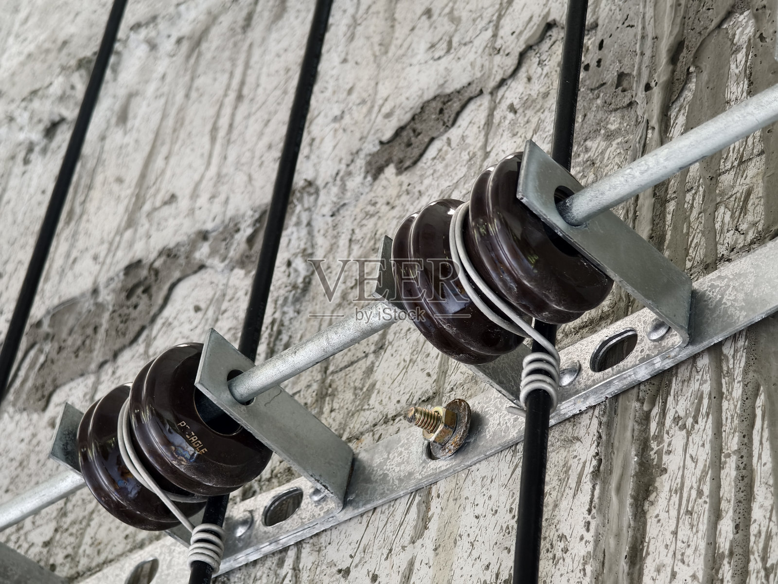 新建筑工地电梯井中的电缆照片摄影图片