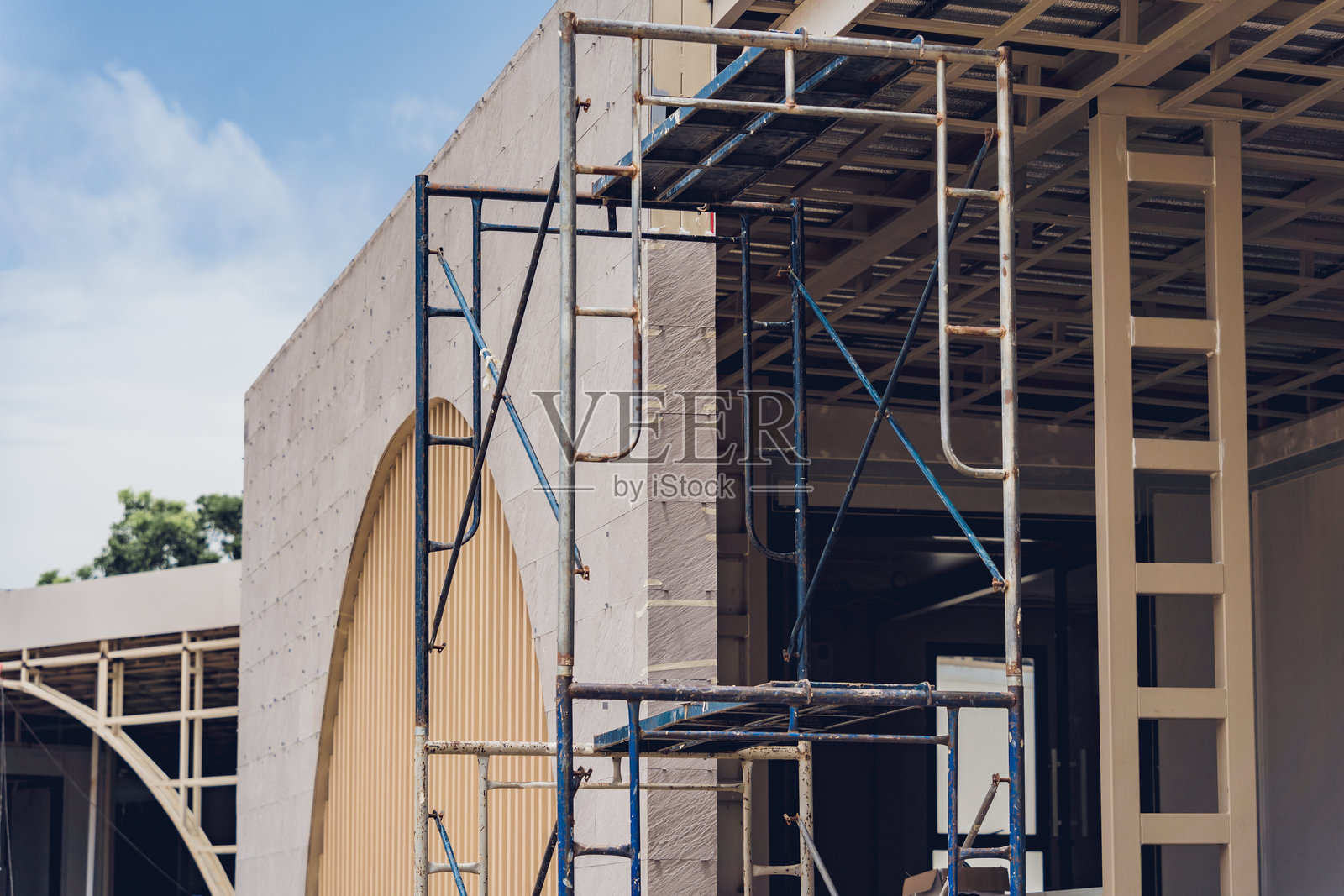 一座现代化的新型多层住宅建筑正在建设中照片摄影图片