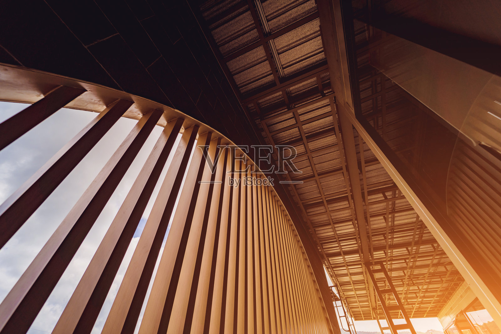 一个在建筑工地上具有木条结构的建筑，展现其建筑风格。照片摄影图片