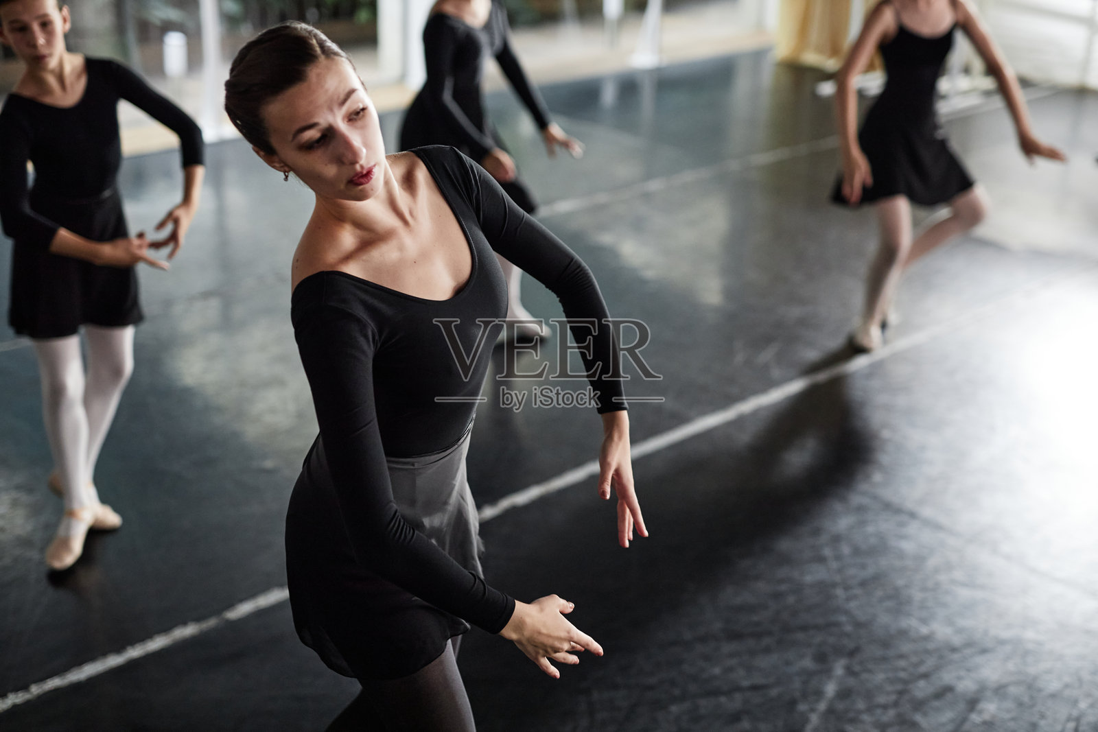 女性编舞家在舞蹈室教孩子们芭蕾舞时的个人资料照片摄影图片