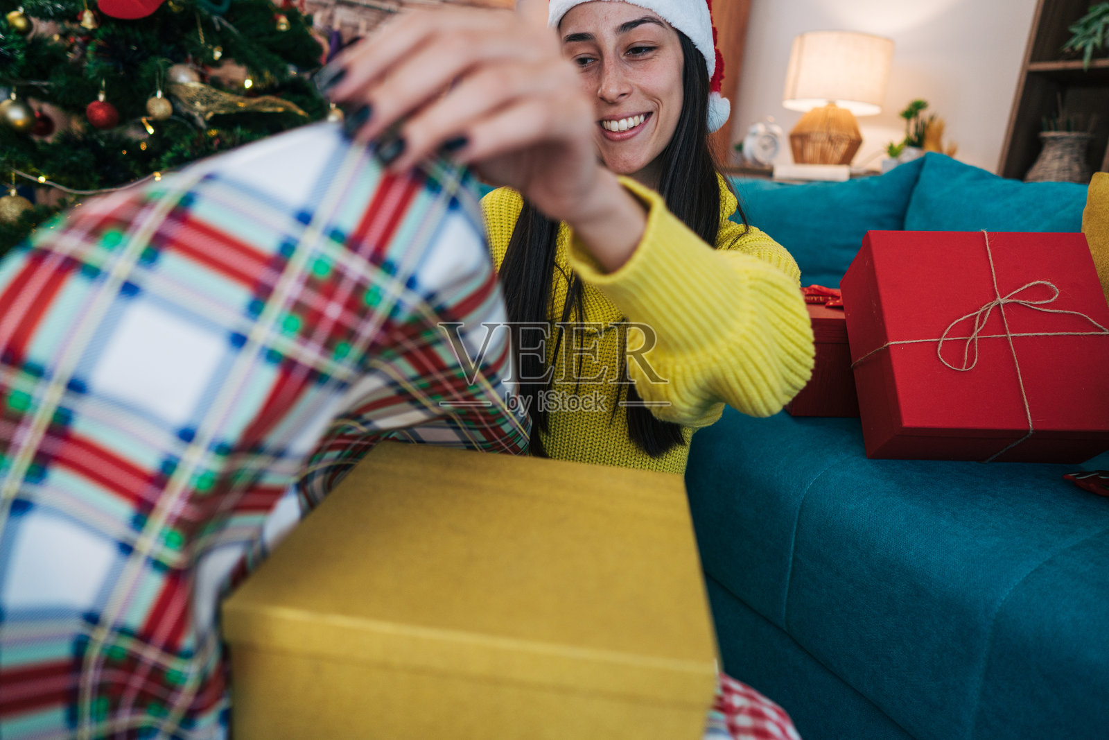一位29岁的女性在客厅中享受圣诞节的氛围。照片摄影图片