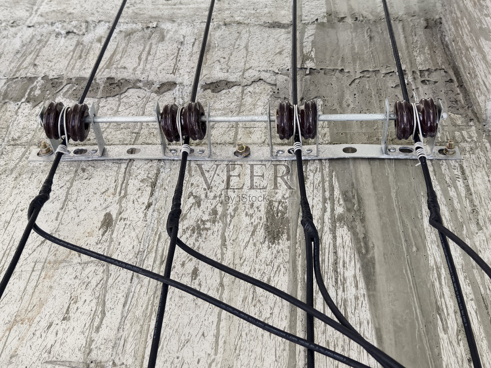 新建筑工地电梯井中的电缆照片摄影图片