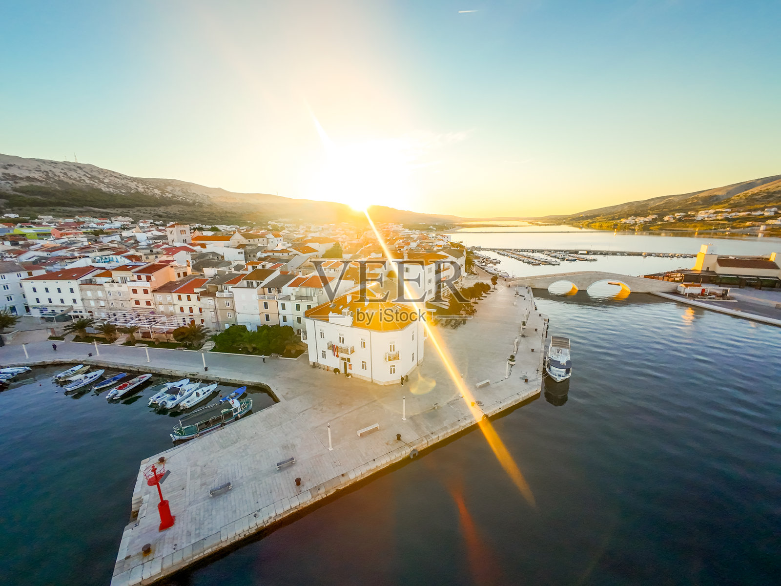 克罗地亚帕格历史小镇日出时的鸟瞰图照片摄影图片