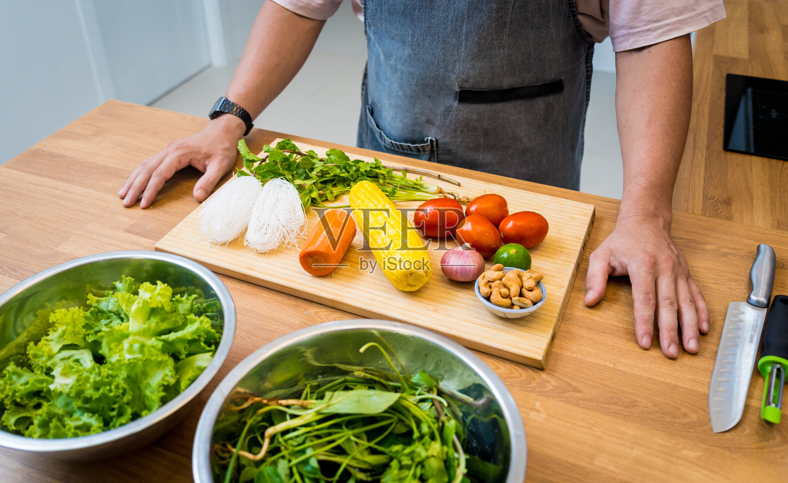 厨师在厨房准备辣味凉粉沙拉照片摄影图片