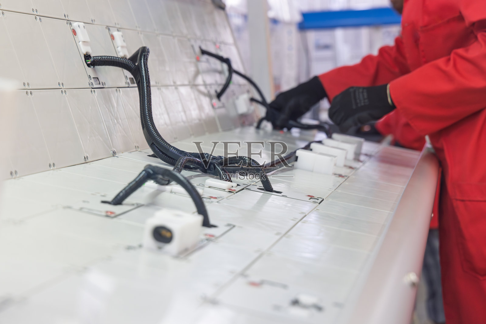 汽车线束工厂面板，汽车电气线束工厂，带有电线、管道和连接器的面板，非裔美国工人照片摄影图片