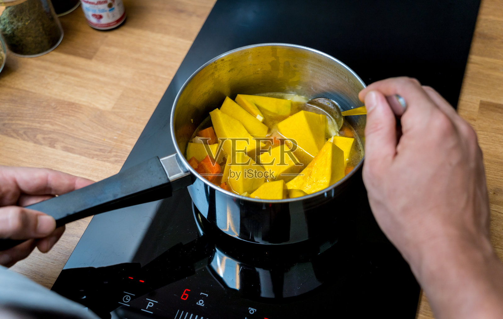 厨师在厨房准备南瓜豆腐蔬菜粥照片摄影图片