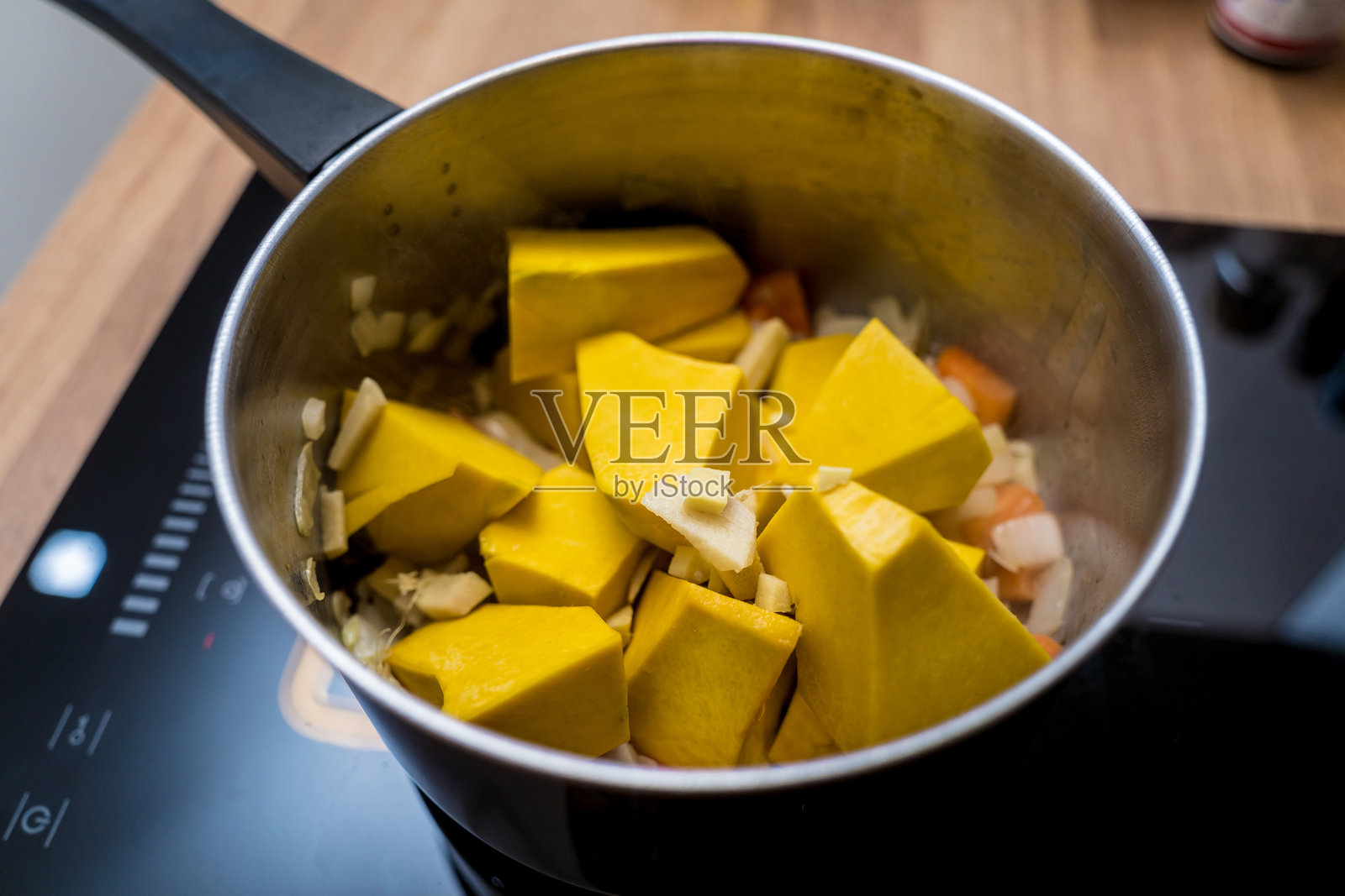 厨师在厨房准备南瓜豆腐蔬菜粥照片摄影图片