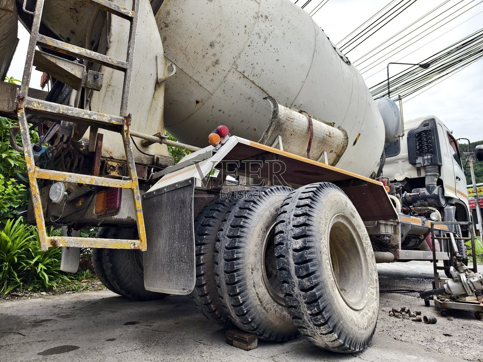 一辆混凝土搅拌车停在混凝土工厂旁边照片摄影图片