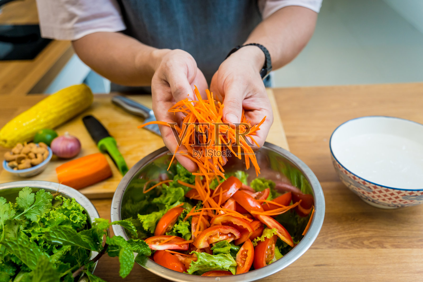 厨师在厨房准备辣味凉粉沙拉照片摄影图片