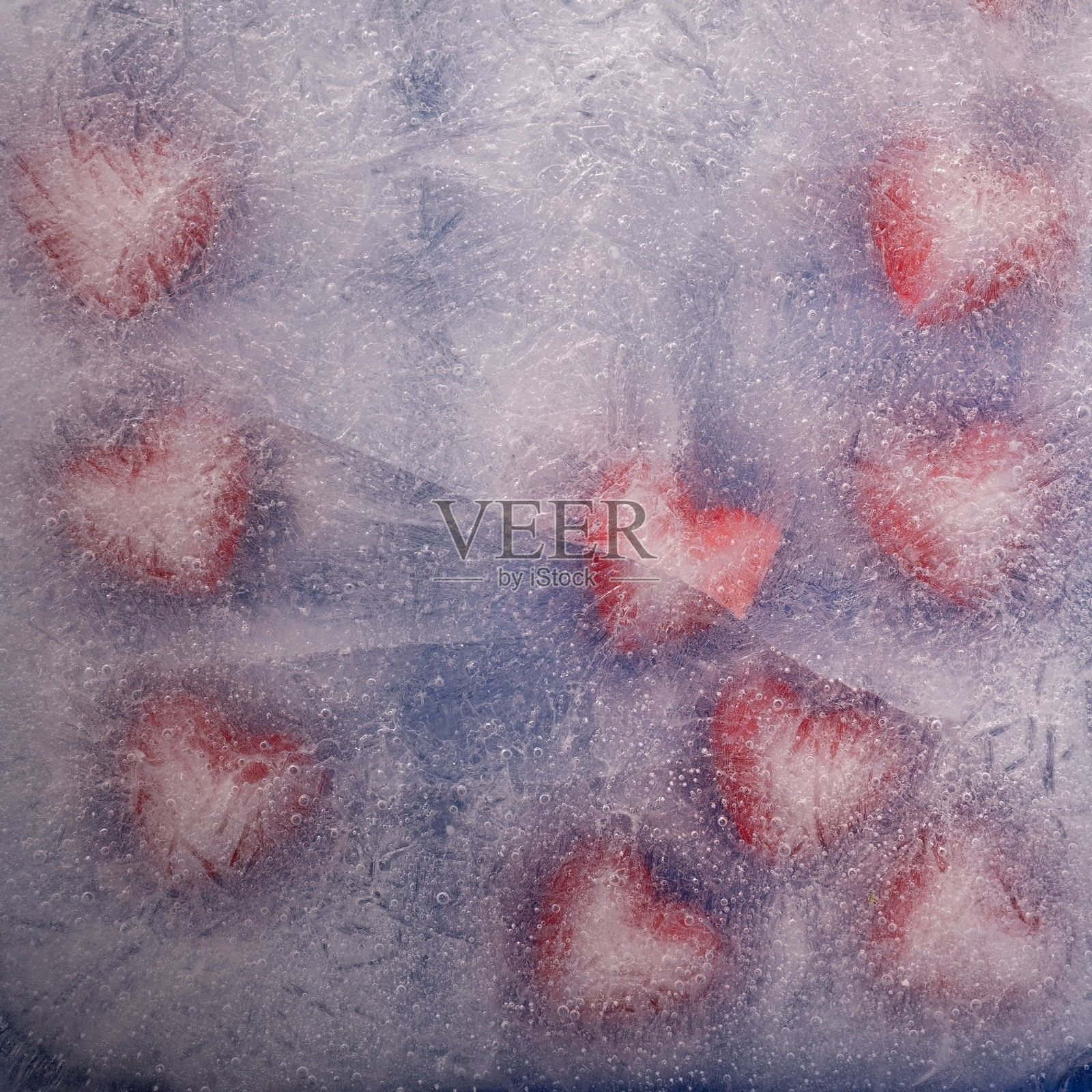 冰下的红心。霜冻心形概念，冰冷的爱。照片摄影图片