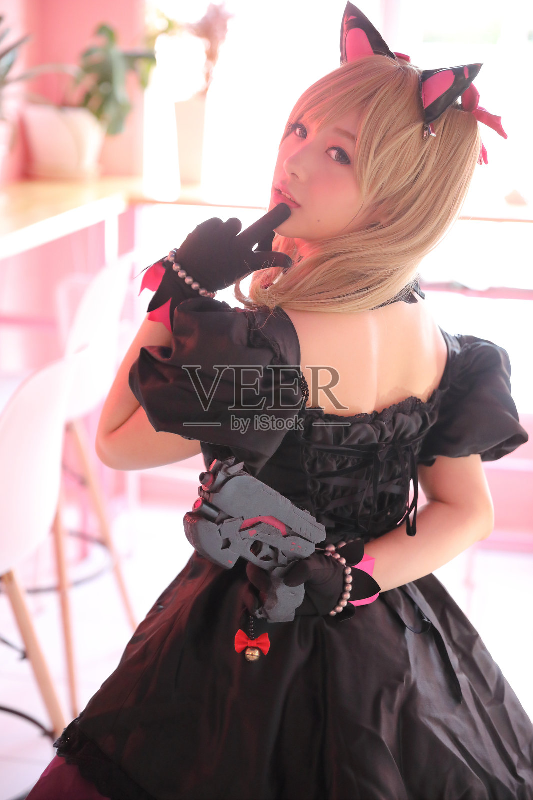 美丽年轻女性在动漫展上穿着服装的肖像照片摄影图片