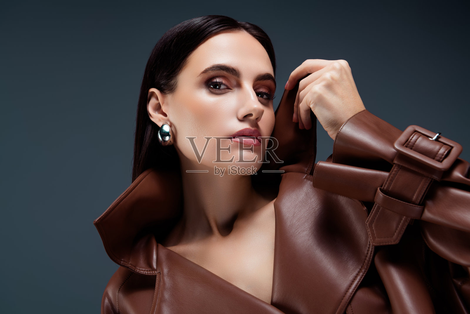 吸引人的女士肖像拍摄，摆姿势为美容杂志封面，背景为深灰色。照片摄影图片