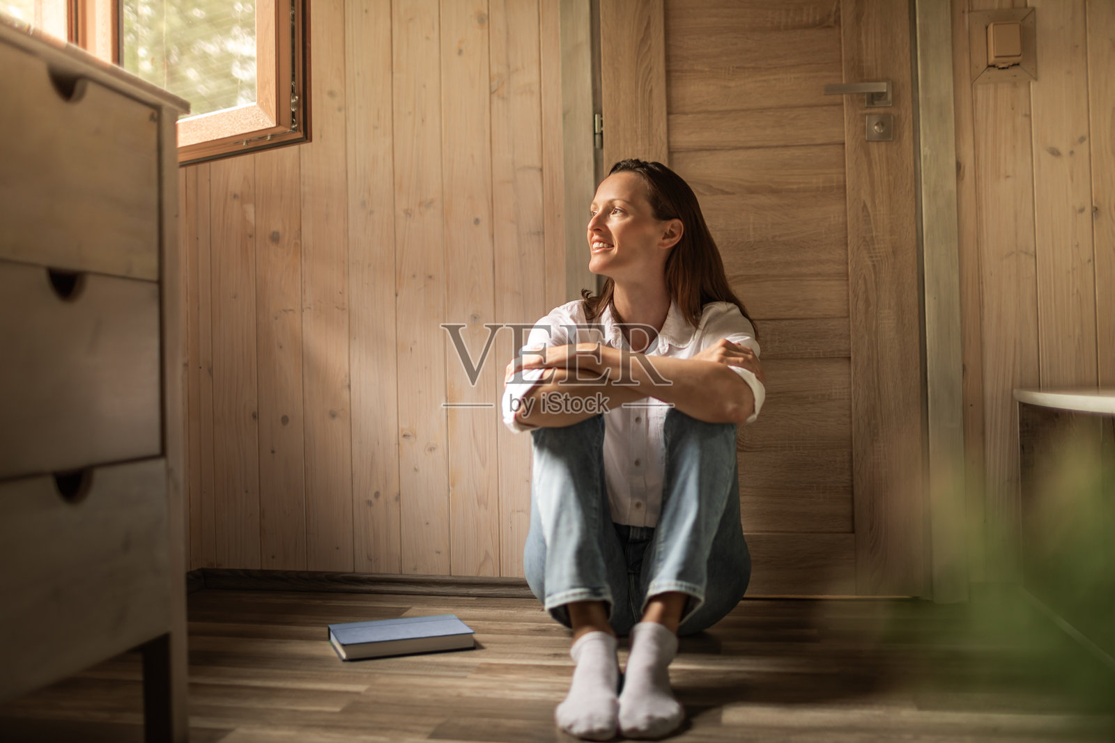 快乐微笑的女性在家中放松。照片摄影图片