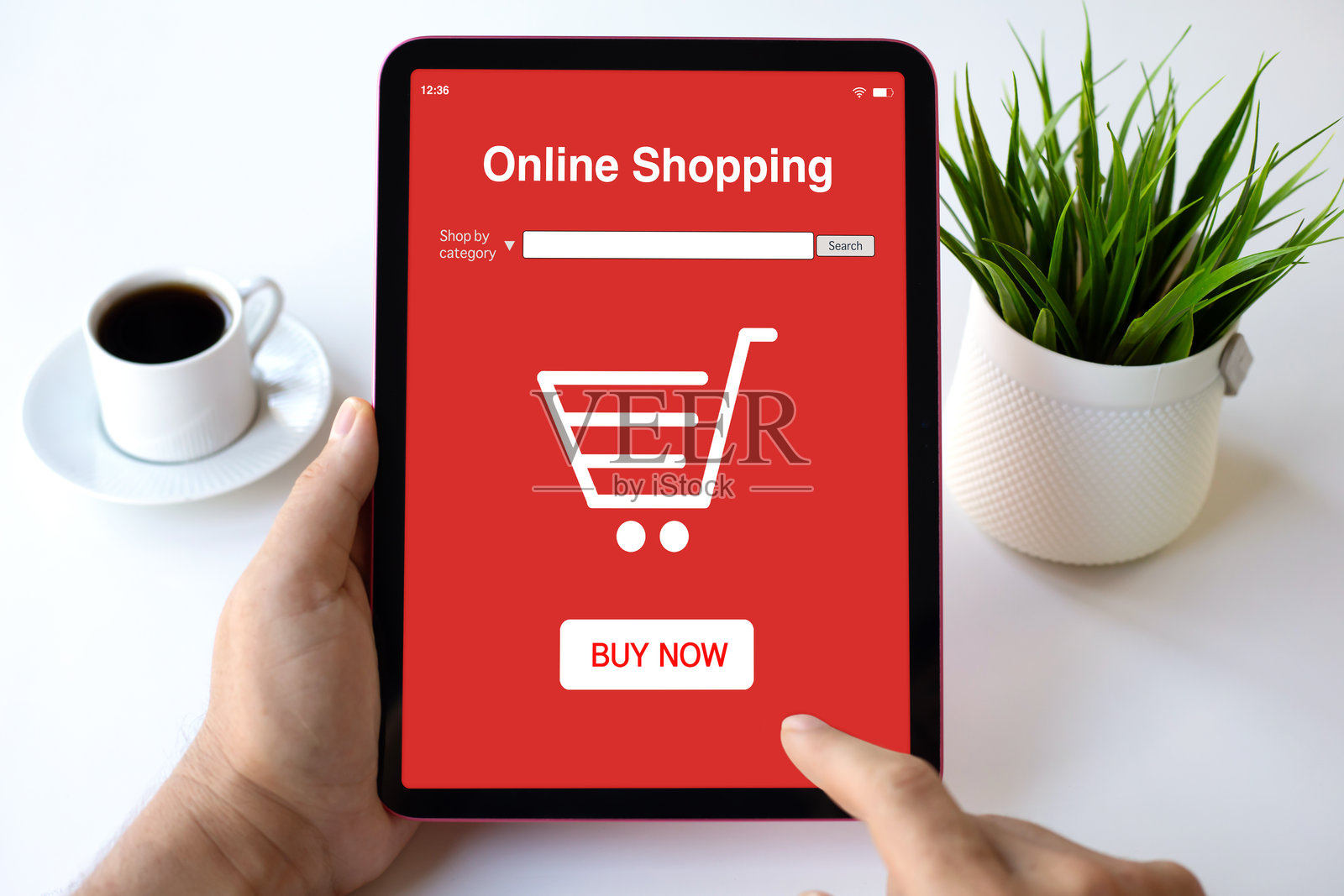 男性手持带有红色在线购物应用的平板电脑照片摄影图片