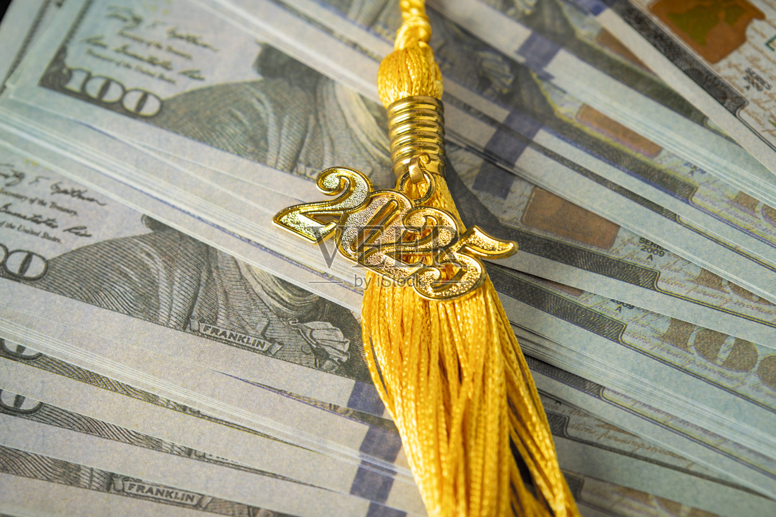 2025年毕业流苏与100美元钞票照片摄影图片