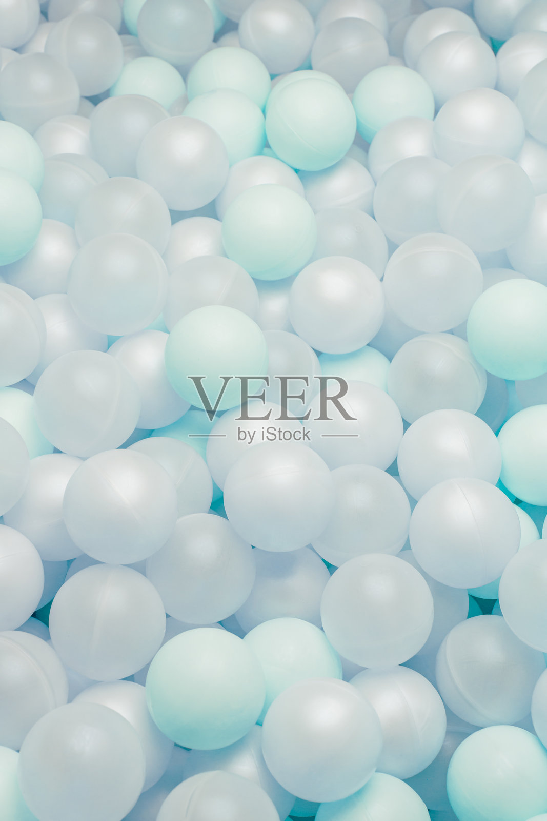 干燥泳池的塑料球背景，浅蓝色照片摄影图片