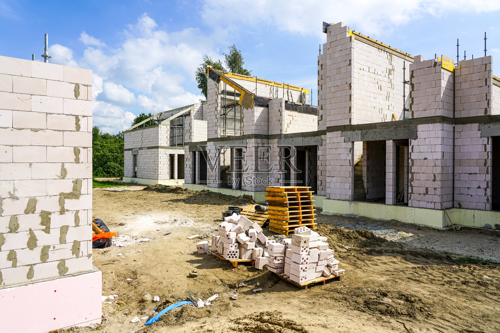 新住宅联排别墅的施工现场，配有热绝缘基础照片摄影图片