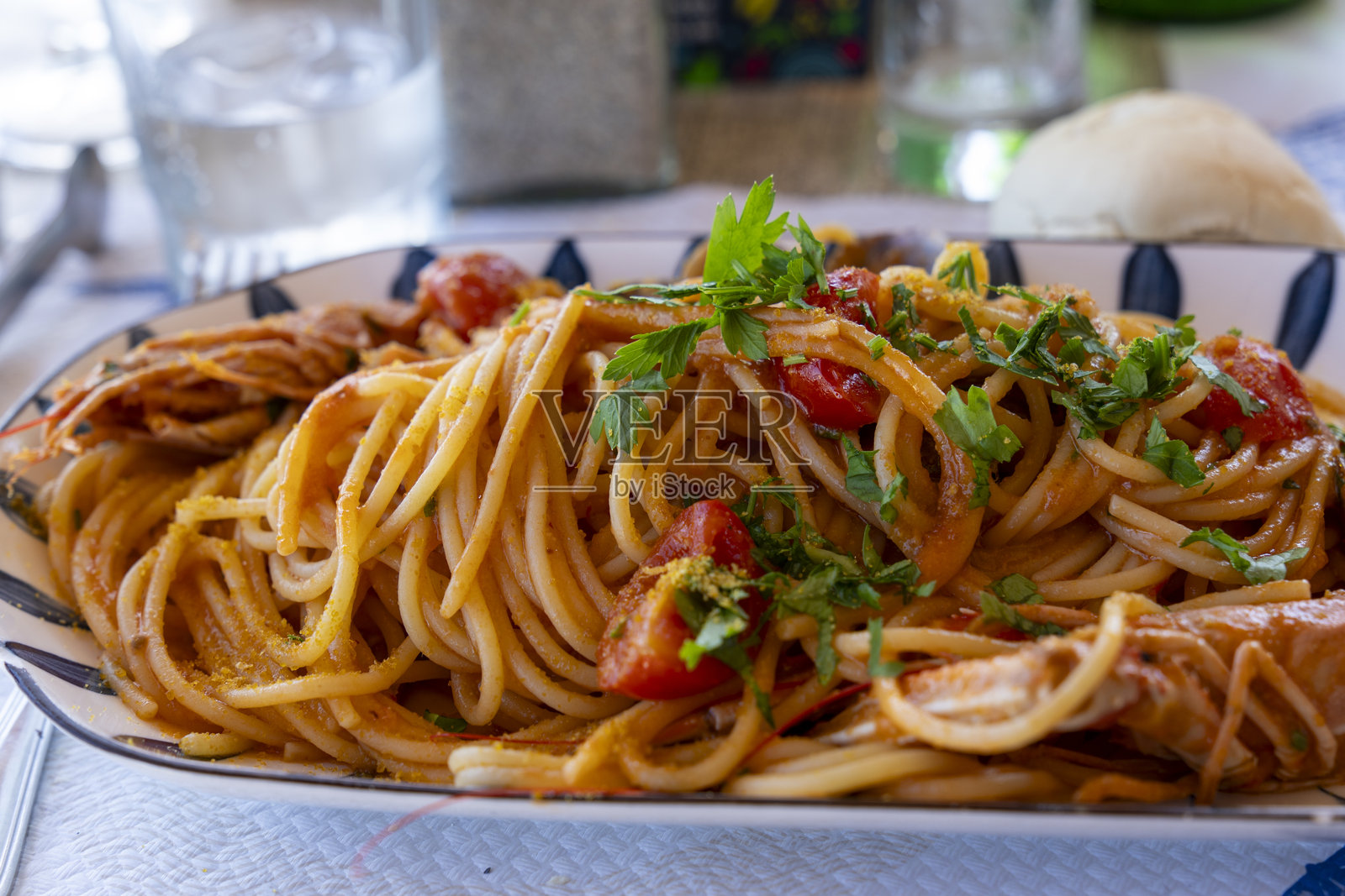 撒丁岛海滩上的海鲜意大利面照片摄影图片