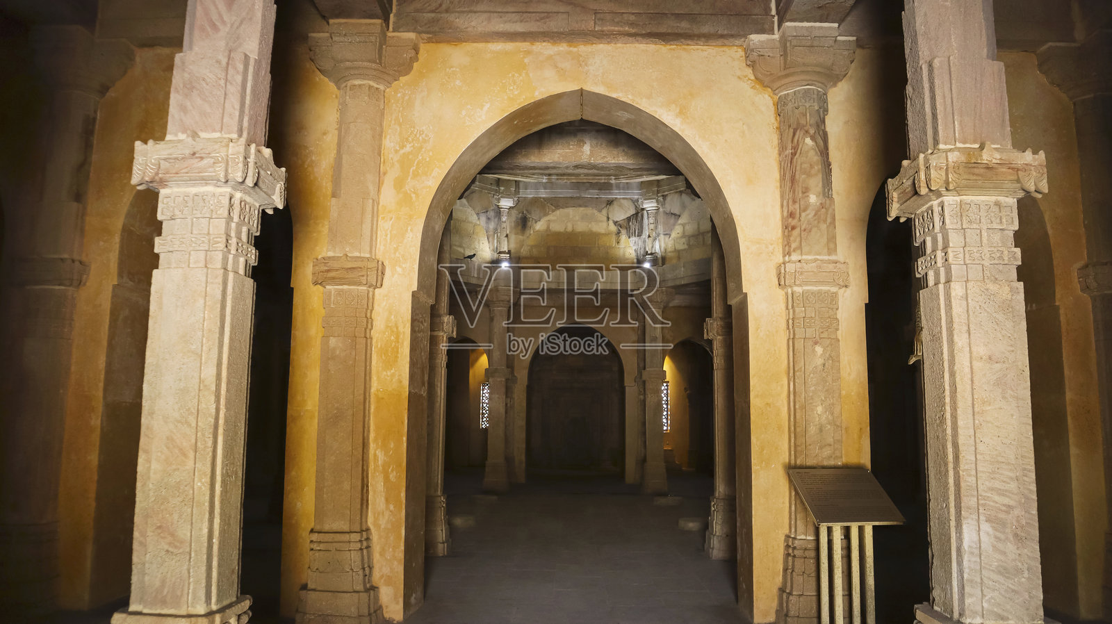 印度古吉拉特邦朱纳格德的乌帕尔科特堡兰卡德维宫内部景观。照片摄影图片