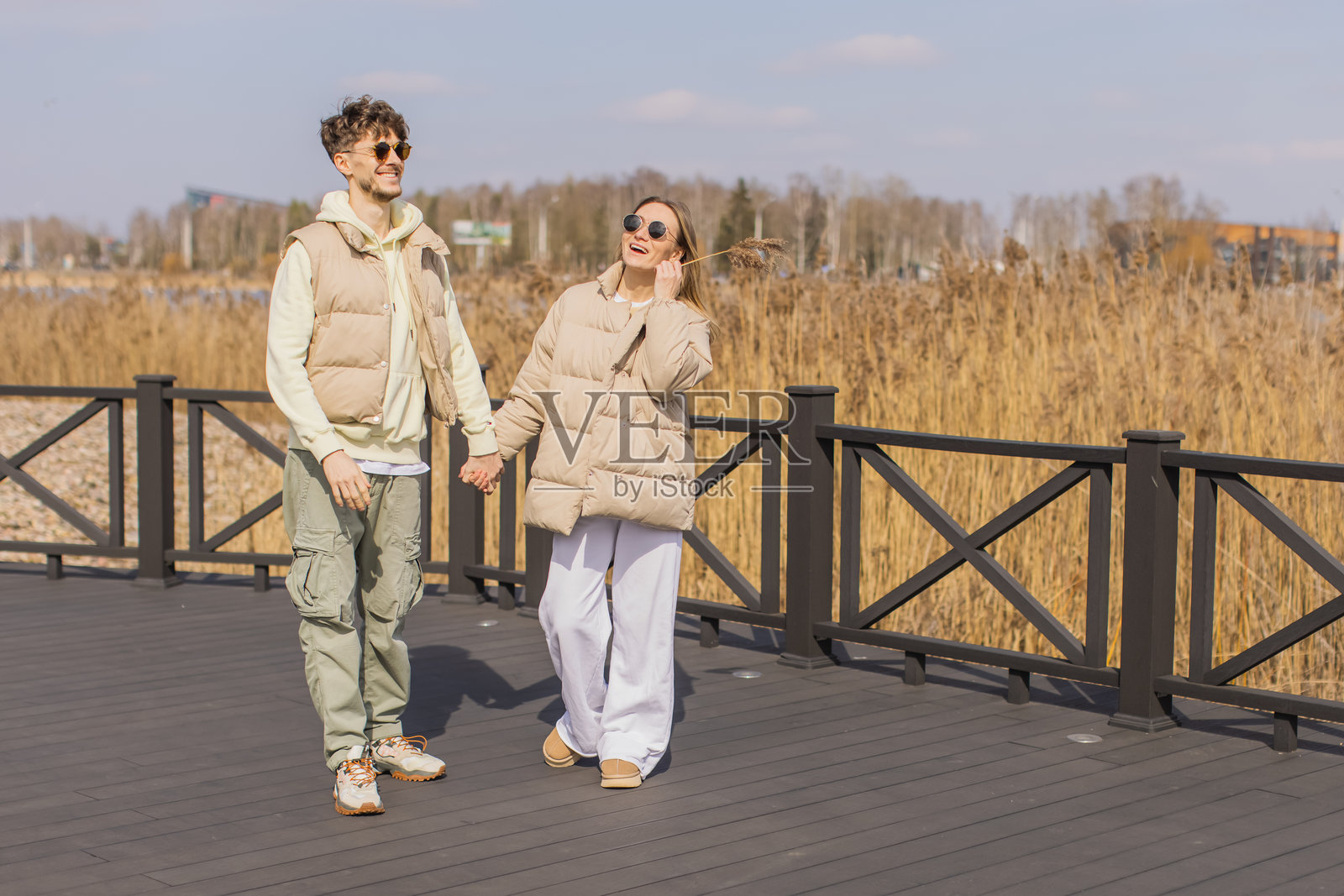 年轻情侣。男士和女士穿着温暖的冬季服装。时尚照片摄影图片