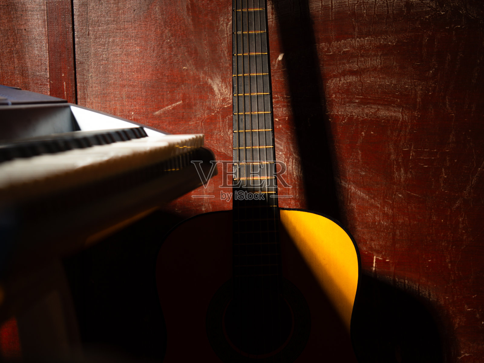 钢琴、风琴和吉他乐器照片摄影图片