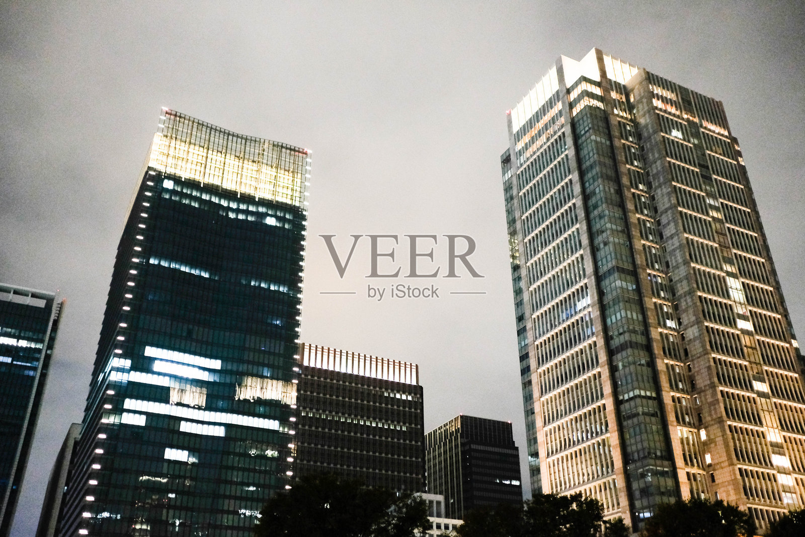 丸之内大厦,东京站,日本东京 - JP塔,夜间灯光照亮的外观照片摄影图片