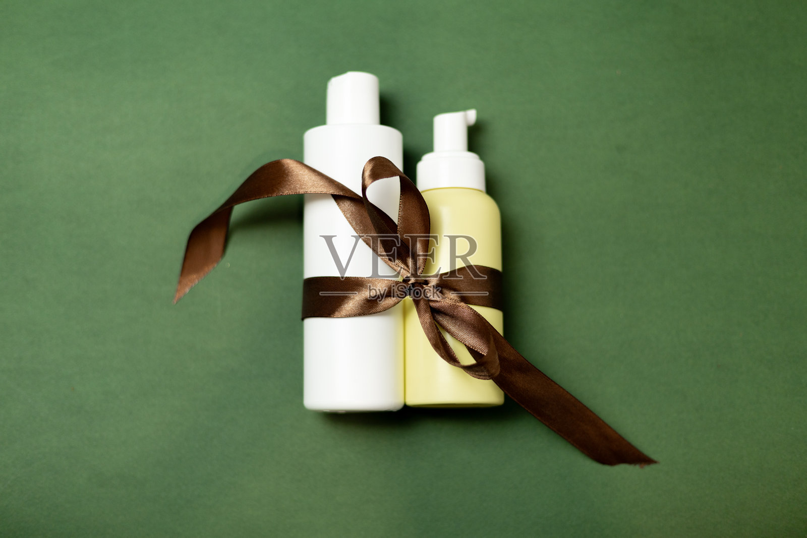 带有分配器的化妆品和一个棕色银行照片摄影图片