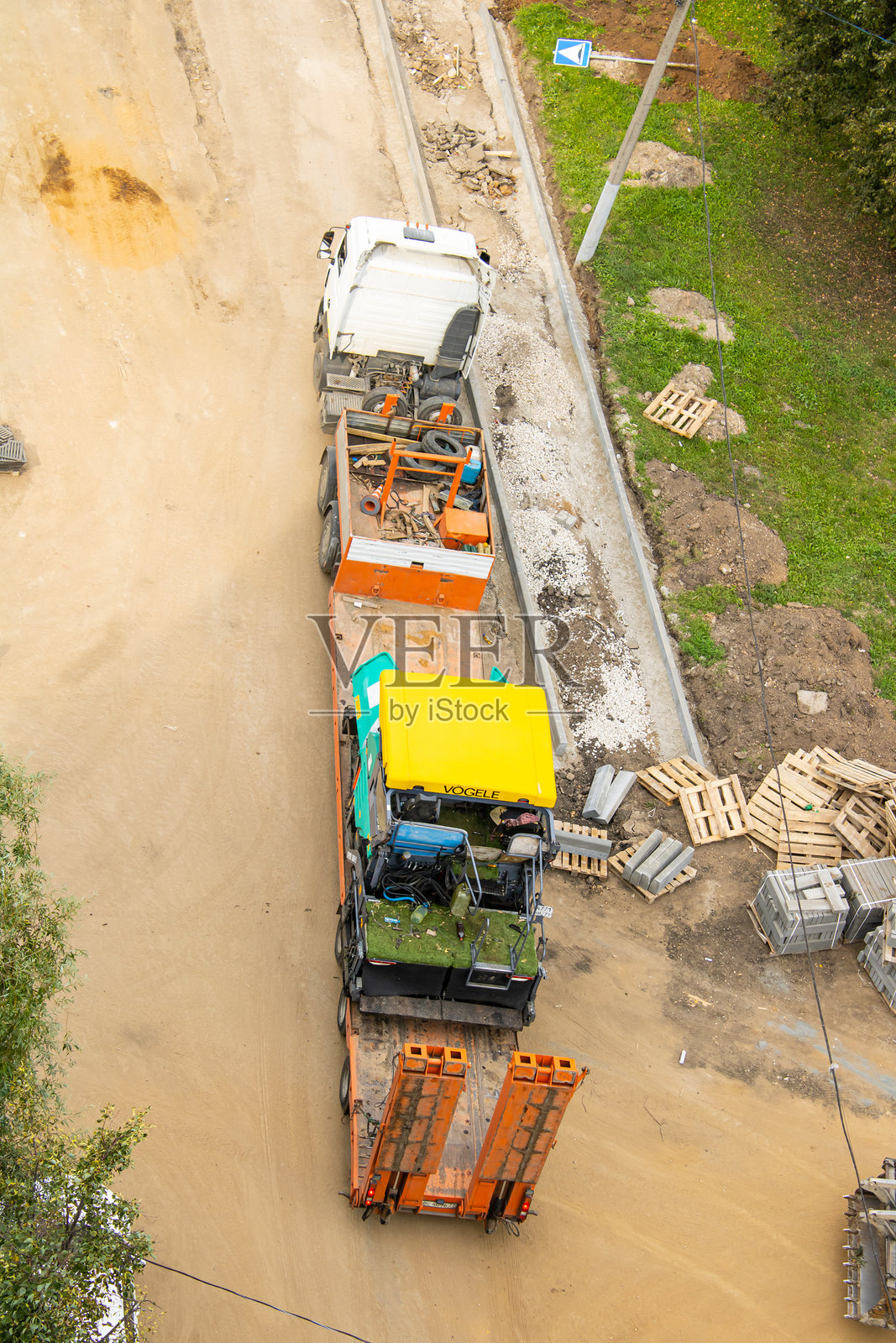 特殊道路设备的交付：沃格尔沥青摊铺机用于沥青铺设和道路修复照片摄影图片