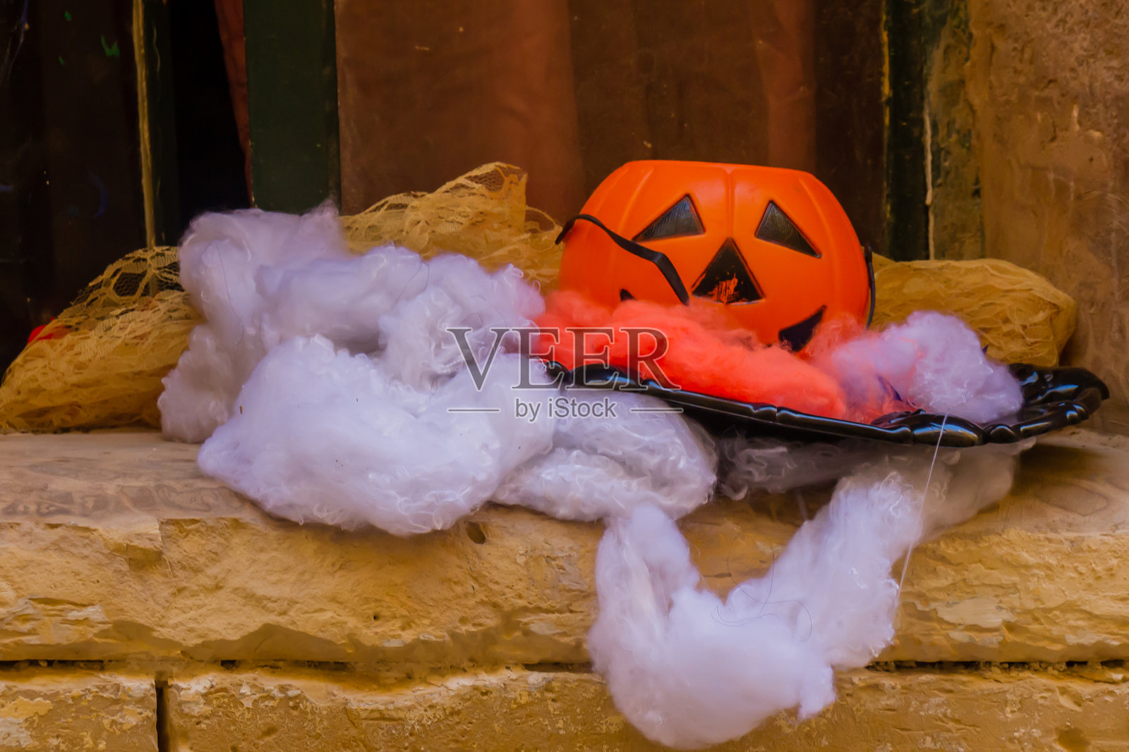 窗户上的万圣节南瓜照片摄影图片