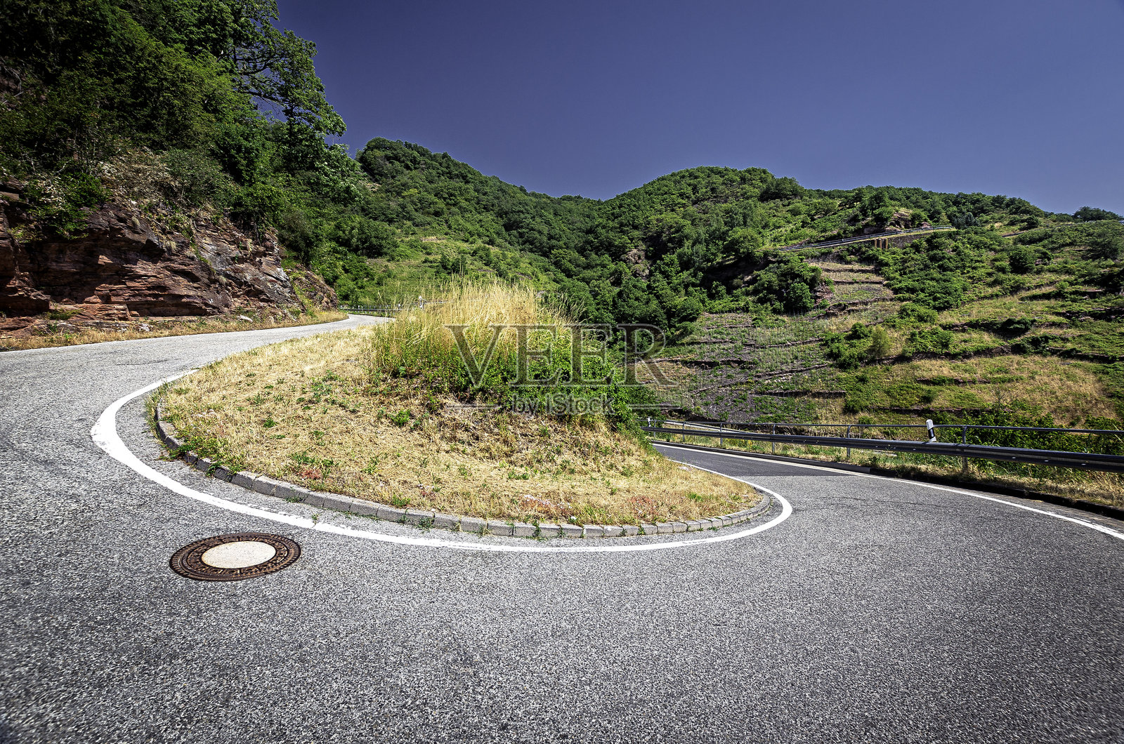 德国莱茵兰-普法尔茨州摩泽尔河附近瓦尔维希的蛇形道路上的180度弯道照片摄影图片