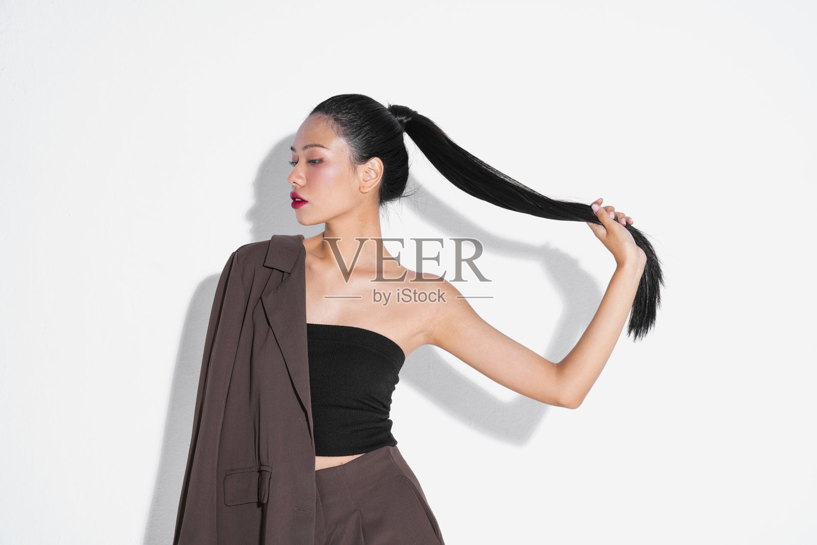 时尚的年轻亚洲女性肖像，穿着夹克照片摄影图片