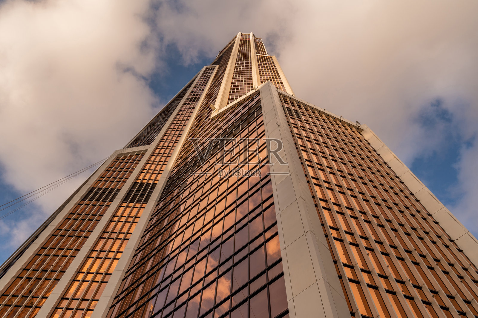 仰望现代高层办公大楼。照片摄影图片