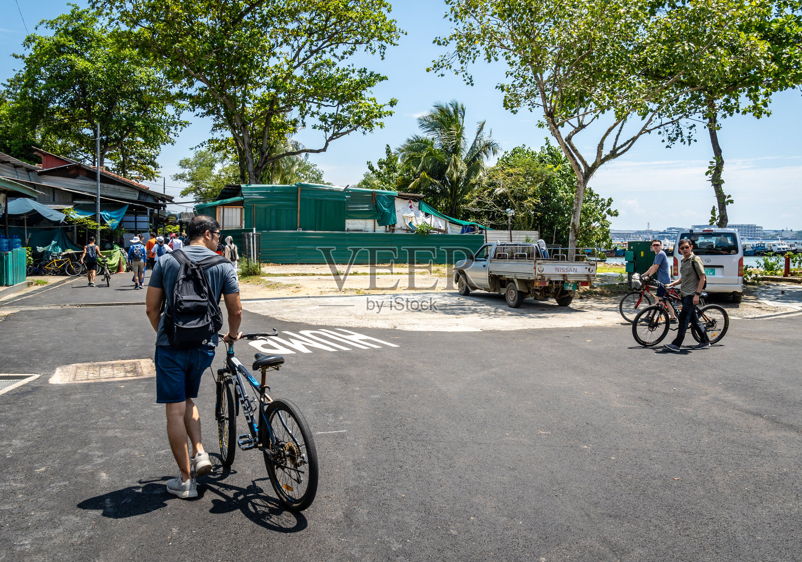 男子在新加坡的乌敏岛上推着一辆自行车照片摄影图片