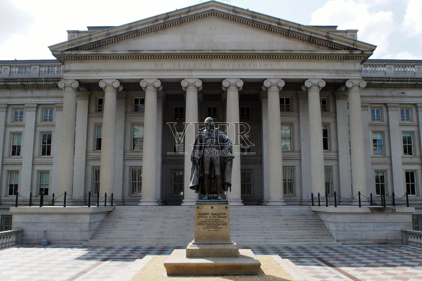 美国华盛顿特区财政部大楼北入口处的阿尔伯特·加拉廷雕像照片摄影图片