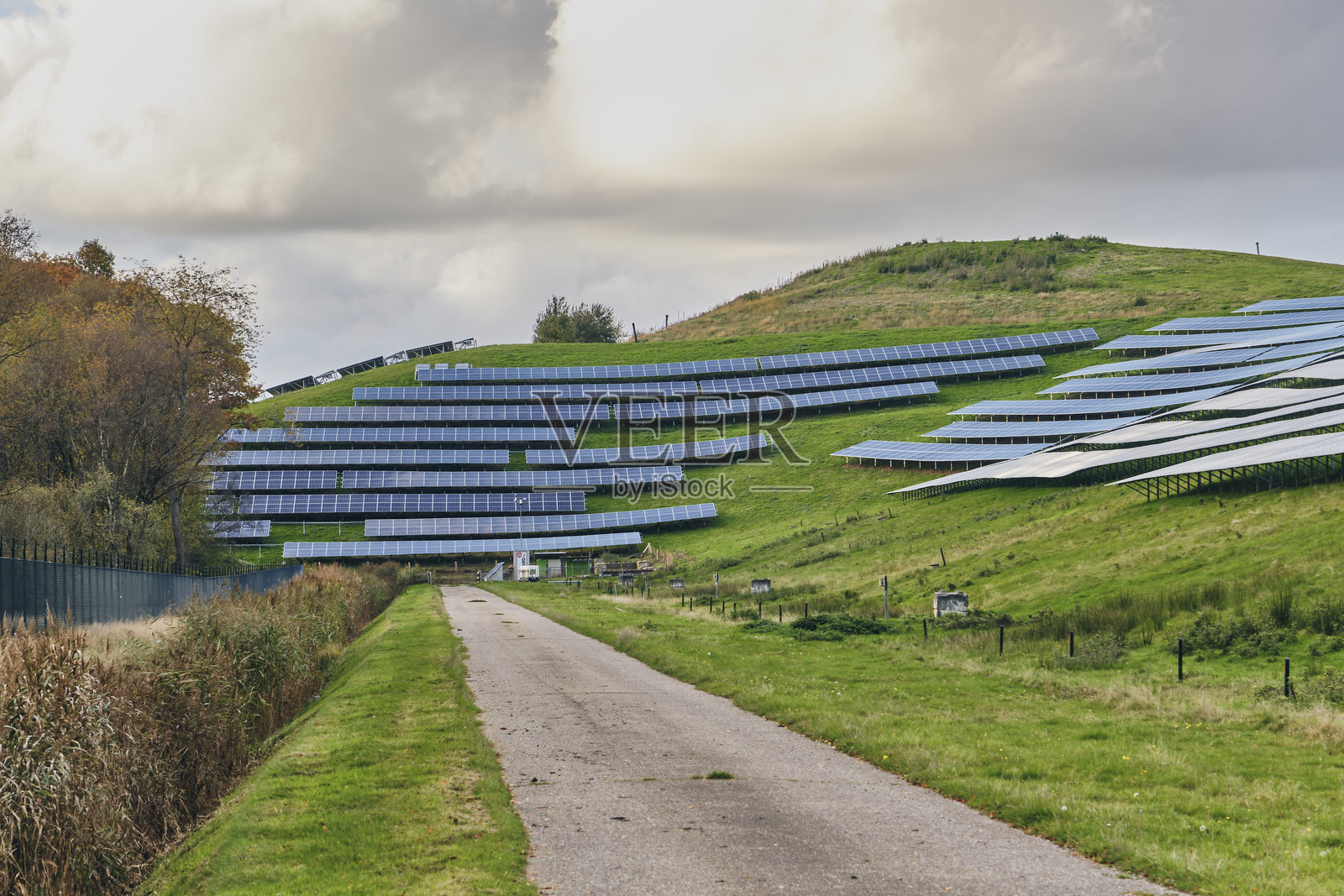 荷兰垃圾填埋场上的VAM太阳能电池板公园照片摄影图片