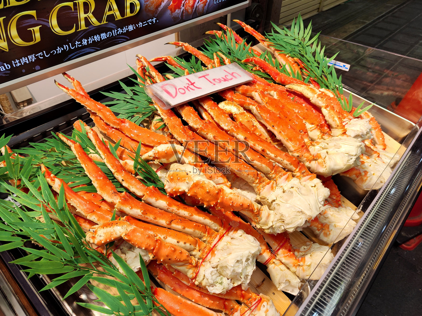 日本大阪黑门市场的帝王蟹照片摄影图片