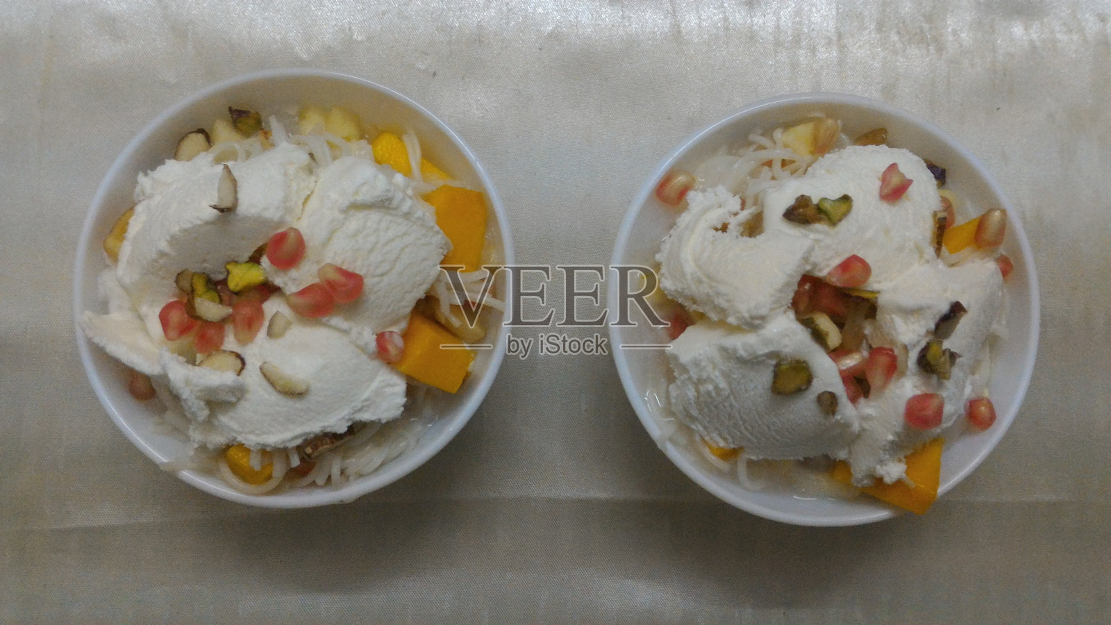 石榴和坚果制作的冰淇淋法鲁达。自制法鲁达。亚洲最好吃的法鲁达。照片摄影图片