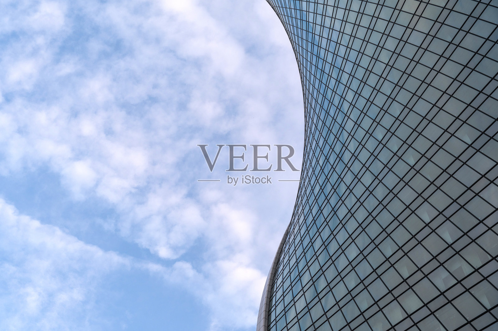 仰望现代高层办公大楼。照片摄影图片