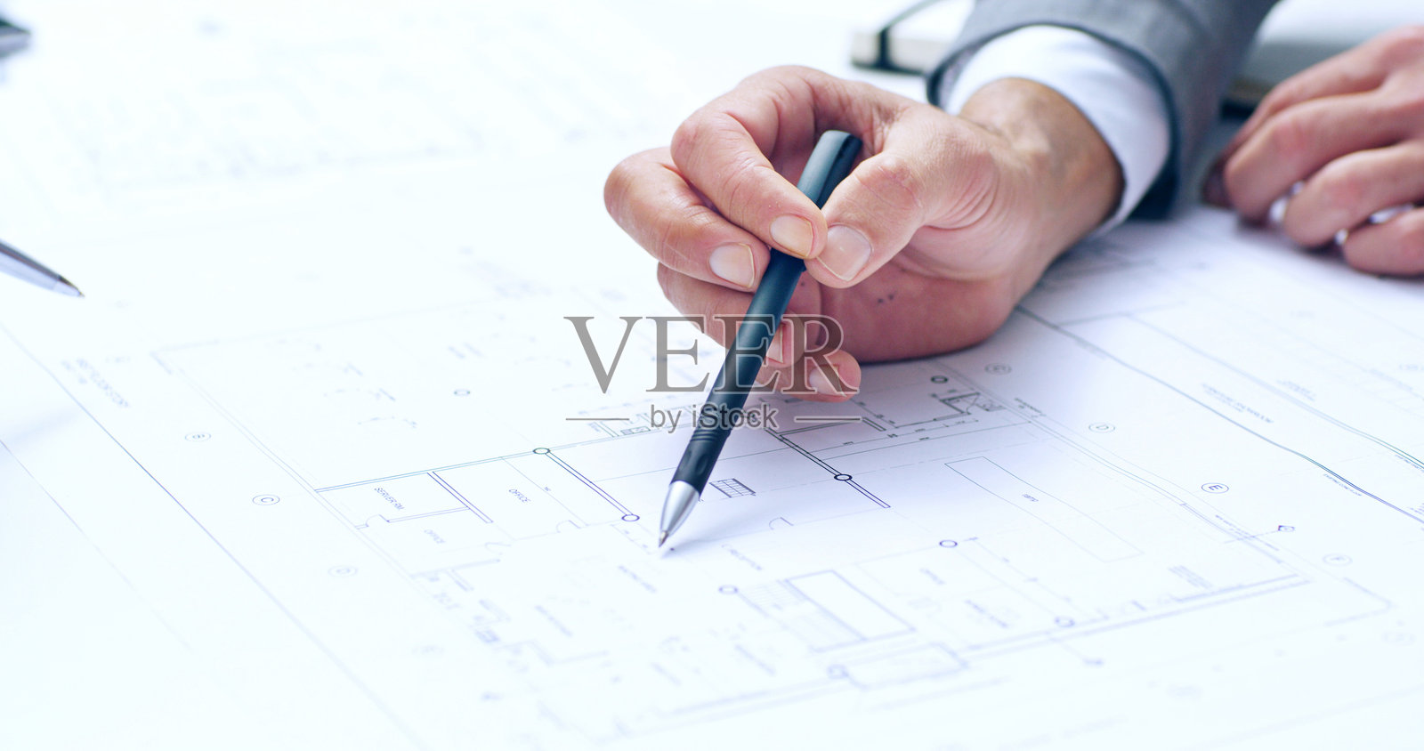 建筑、人物和纸上的手用于规划、建筑蓝图和办公室的城市发展。设计师、钢笔和插图在公司中进行头脑风暴、草图绘制和工程创意。照片摄影图片