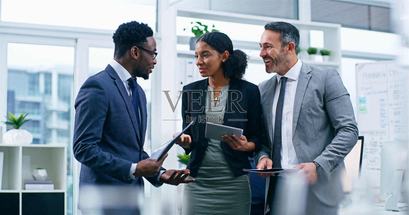 办公室内的商务人士进行对话、规划和预算审查。员工、团队和会计公司在合作、辅导和反馈中进行团队合作。照片摄影图片