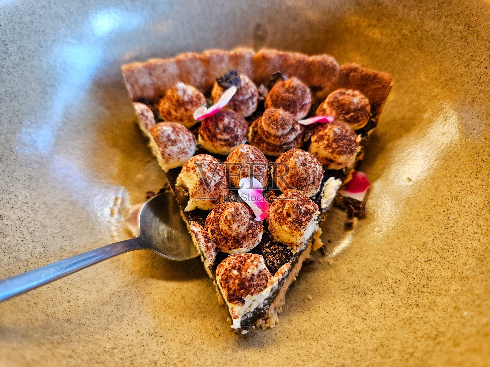 一片提拉米苏派，上面插着一把勺子照片摄影图片