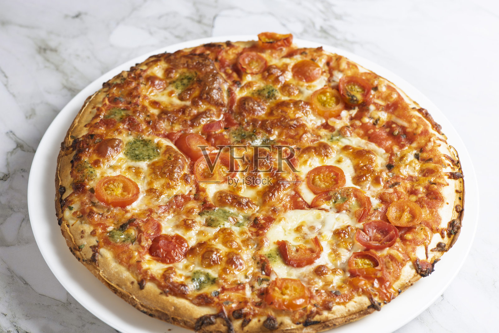大理石背景上的素食披萨照片摄影图片