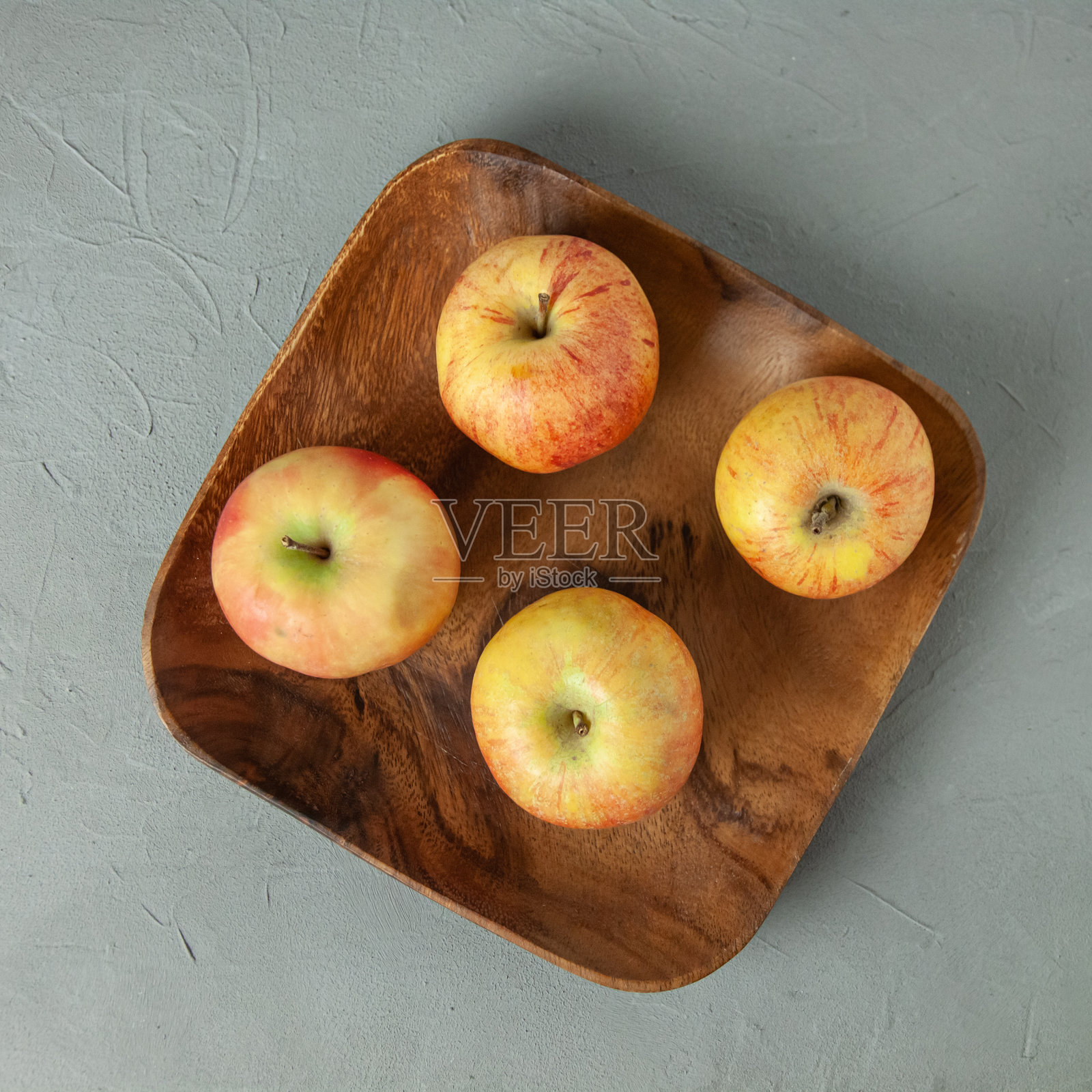 新鲜苹果放在木盘中照片摄影图片