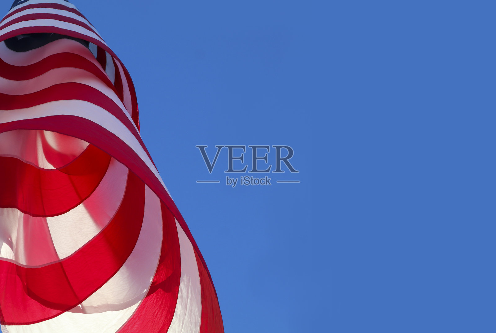 在蓝天背景下飘扬的美国国旗照片摄影图片