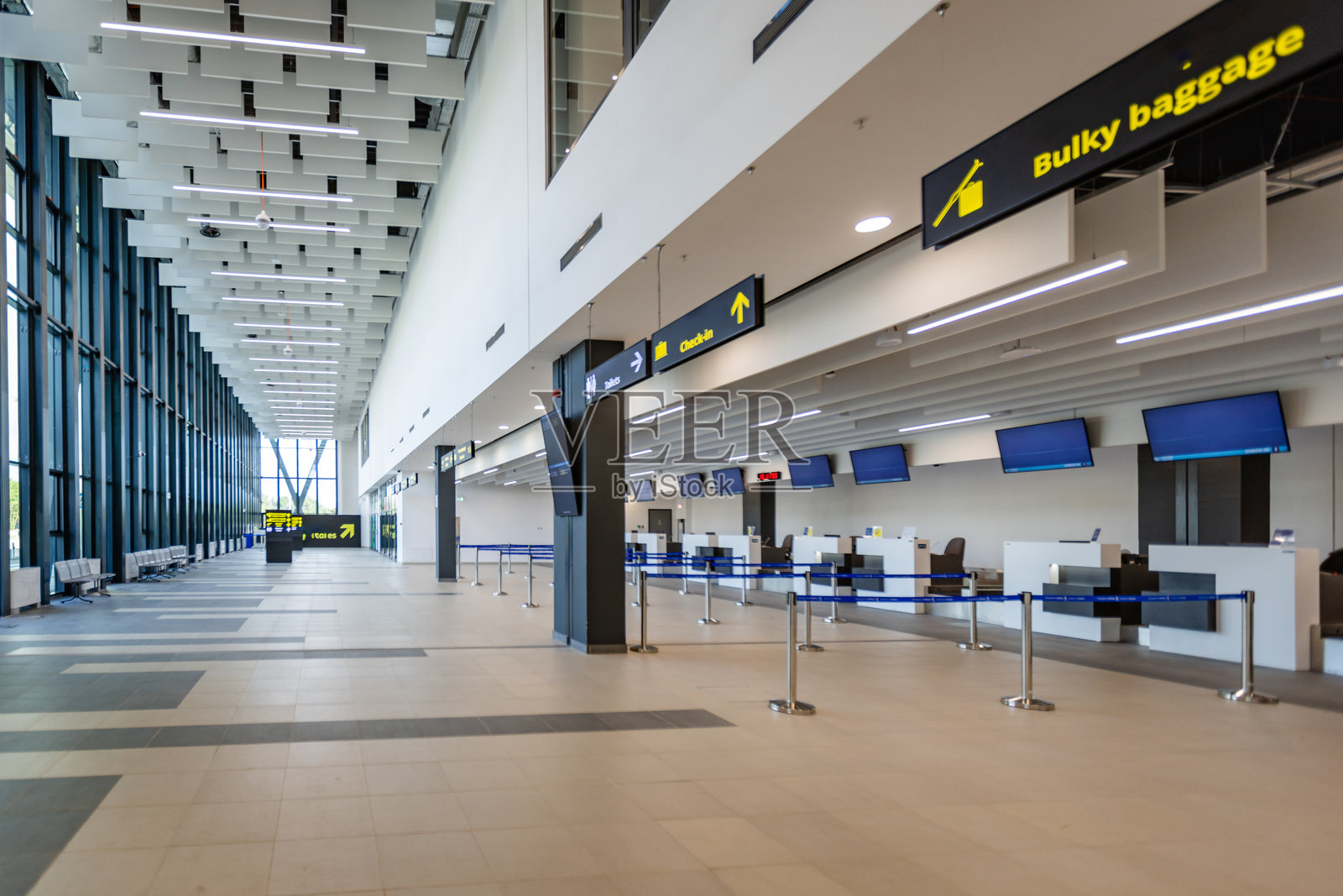 宽敞现代的机场值机柜台区域视图照片摄影图片