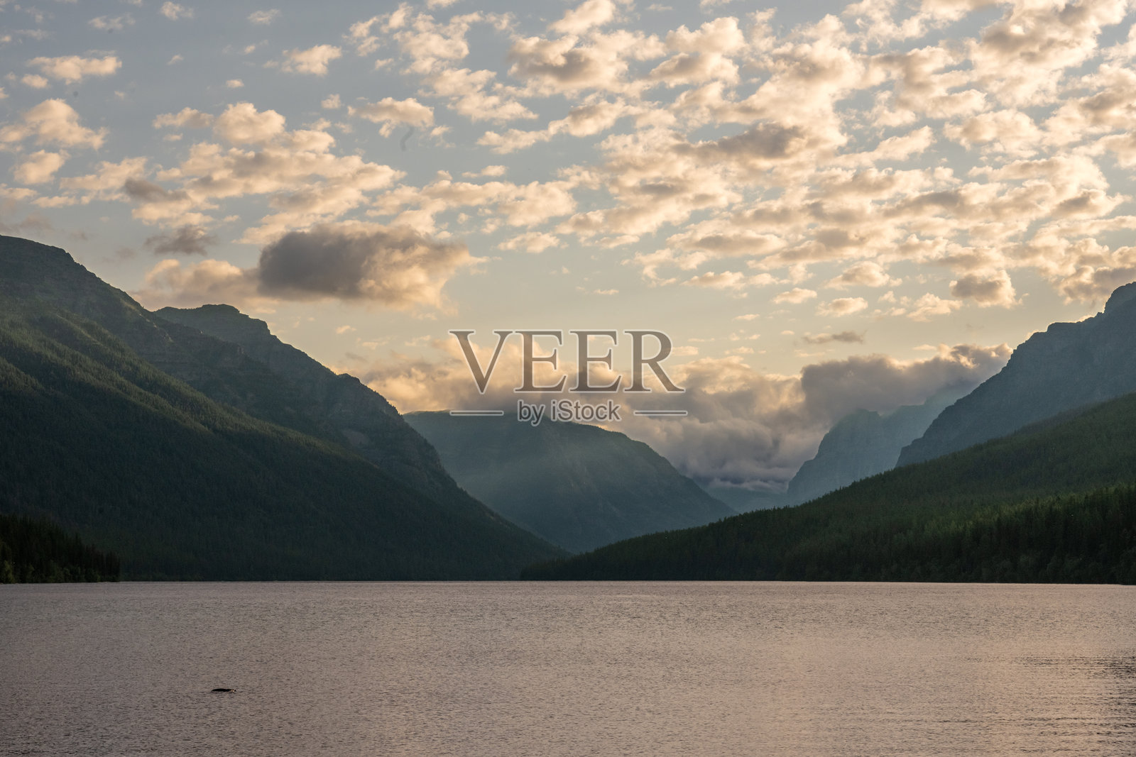 云彩在博曼湖后方的远山上滚动照片摄影图片